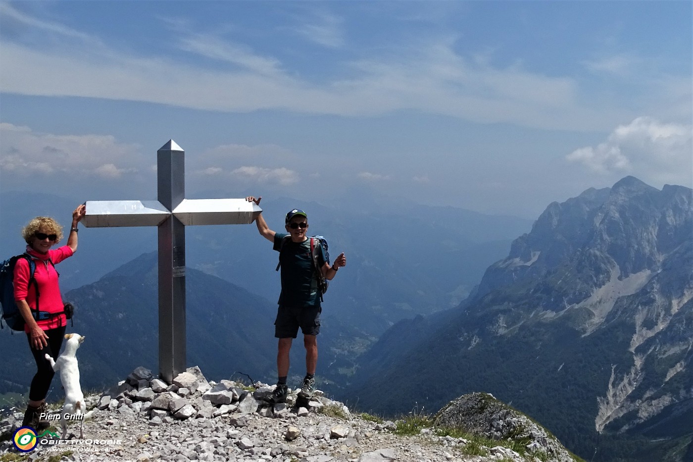 04 Alla croce dell'anticima est di Corna Piana (2226 m).JPG